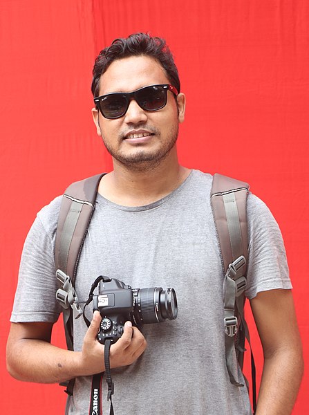 पटिमा:Nahid Hossain taking photos at Dhaka Photo Walk for WLM 2018 (12) (cropped).jpg