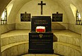 Je uložen v kryptě Bazyliky archikatedralné św. Jana Chrzciciela ve Varšavě