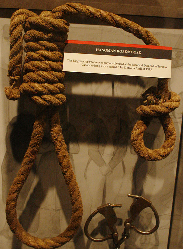 A hangman noose, displayed as a museum exhibit in the National Museum of Crime & Punishment, purportedly used in the Don Jail to hang Jan Ziolko in April 1915, with a card describing this exhibit