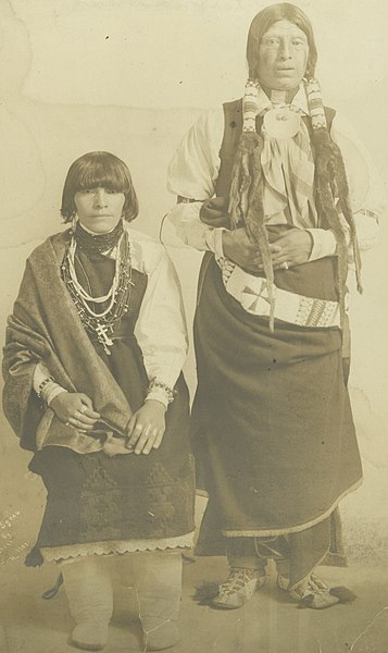 File:Navajo man and woman taken during the 1904 World's Fair (cropped).jpg