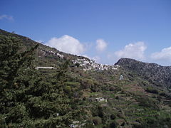 Νοτιοανατολική άποψη του χωριού Σκαδό πλησιάζοντας στο δρόμο από τη Κόρωνο