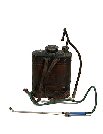 Knapsack sprayer used to apply sulfate to vegetables. Valencian Museum of Ethnology.