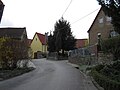 Seitenstraße der Ockerwitzer Dorfstraße mit ehem. Bauernhaus und Wohnhäusern