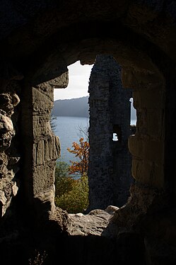 Fenêtres des donjons du château sur l'ile d'Ogoz, Lac de la Gruyère, Suisse