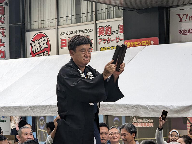 File:Omikoshi in front of Nishi-Shinjuku Yodobashi 17.jpg