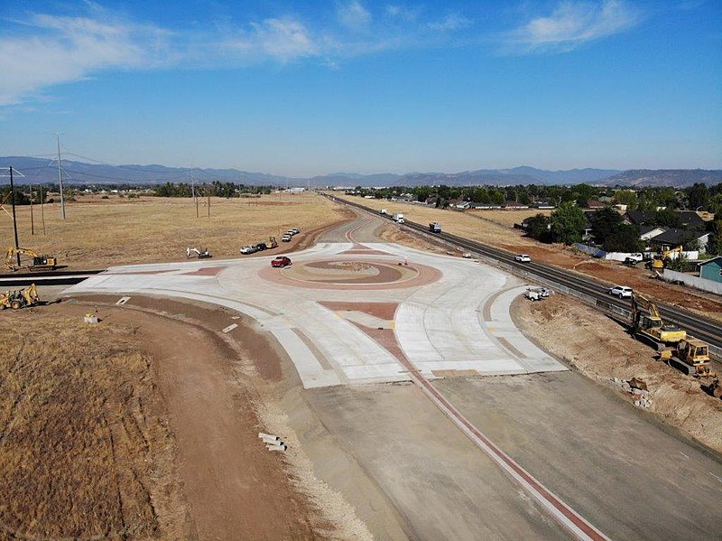 File:Oregon 140 Roundabout, looking west (50241692538).jpg