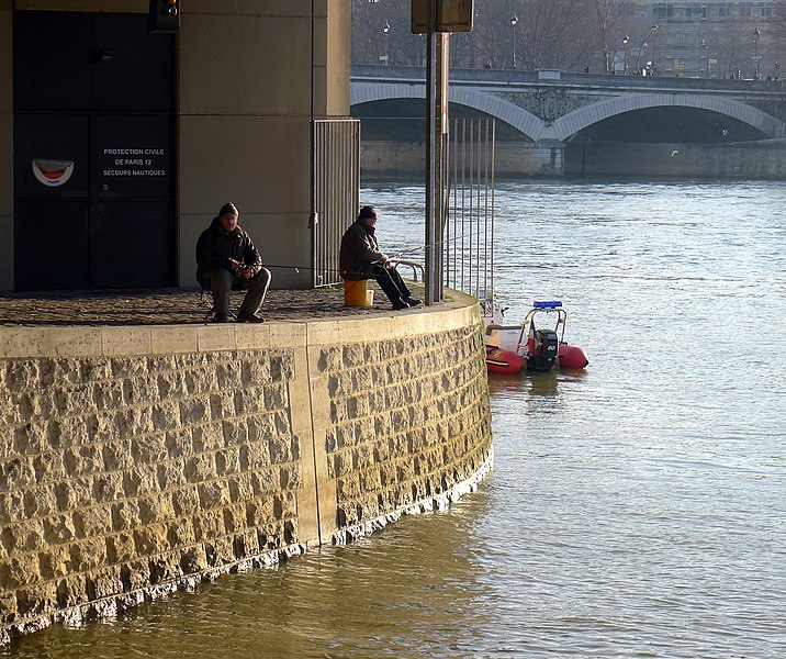 File:P1300464 Paris XII Seine ecluse Arsenal pecheurs rwk.jpg