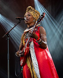 Fatoumata Diawara sur la scène du Festival Papillons de nuit 2022.