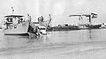 אח"י עציון גבר (פ-51) באימוני נחיתה בבריכת נמל אשדוד הנמצא בבניה, אוגוסט 1963.