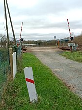 J10 Distance restant à parcourir avant d'atteindre un passage à niveau (1 barre, à gauche)