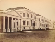 The Hoggerechtshof te Batavia building (left) next to the Paleis van Daendels overlooking the Waterlooplein. Currently, both structure were within the Finance Ministry complex. Paleis van Daendels met kantoren en Hooggerechtshof aan het Waterlooplein te Batavia, KITLV 91853.tif