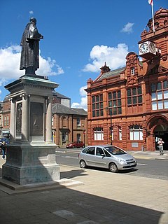 Jarrow Town Hallga qaragan Palmer haykali - geograph.org.uk - 1596898.jpg