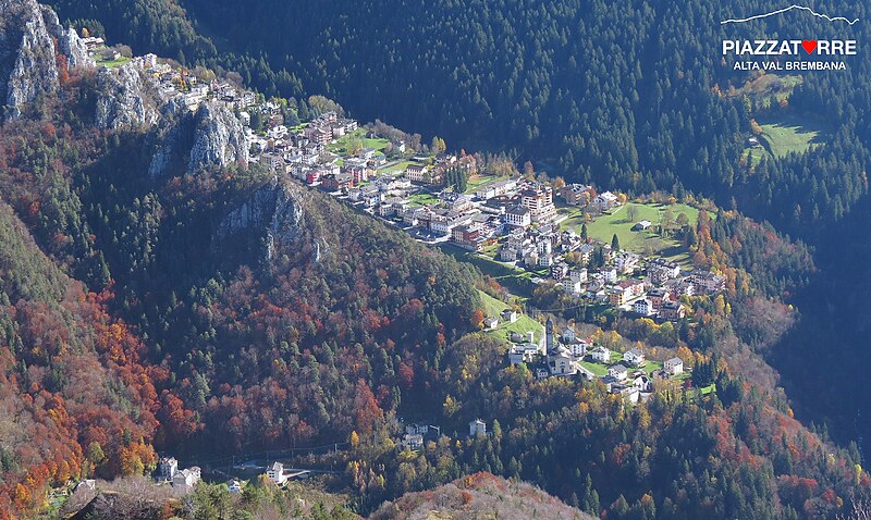 File:Panorama di Piazzatorre..jpg