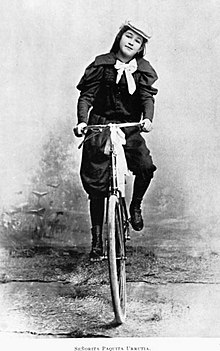 Mlle Paquita Urrutia, l'une des premières femmes cyclistes du Guatemala ; elle était la fille de l'ingénieur bien connu Claudio Urrutia[7]