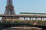 English: A Paris Métro Line 6 train as it crosses the Pont de Bir-Hakeim to reach the rive droite