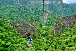 O Parque Nacional de Ubajara possui um passeio de teleférico por uma depressão de mais de 500 metros