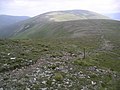 Blick entlang des Nordostgrats des Beinn Udlamain zum Gipfelplateau des A’ Mharconaich, links im Hintergrund der Geal-Chàrn