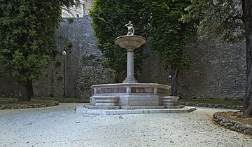 Fontana di Nettuno nei giardini Rosa e Cecilia Caselli in viale Indipendenza