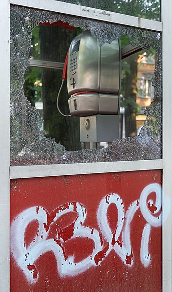 File:Phone Booth - Viale Umberto I - Reggio Emilia, Italy - July 7, 2015 - panoramio.jpg