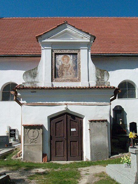 File:Pištín - kostel vchod.jpg