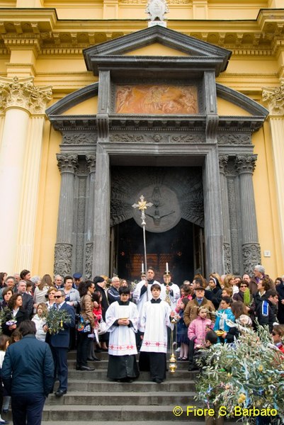 File:Piano di Sorrento (NA), 2010, Basilica di San Michele benedizione delle palme decorate con confetti e latticini..jpg