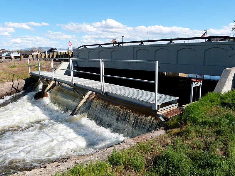 File:Pilot Butte Canal 8 - Redmond Oregon.jpg