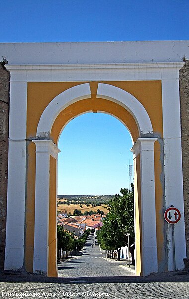 File:Porta do Arco - Avis - Portugal (5325137184).jpg