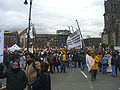 Gente converge al Zócalo para la toma de protesta. (16:15, 22:15 UTC)