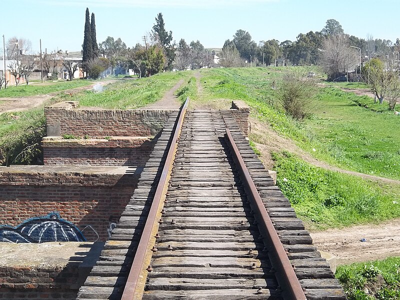 File:Puente del FCGB sobre el arroyo Las Víboras desde el noreste.jpg