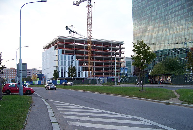 File:Pujmanové, City Green Court a City Tower.jpg