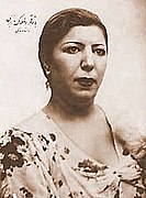 قمرالملوک وزیری، یکی از نخستین زنان خوانندهٔ ایرانی که صدایش ضبط شد.