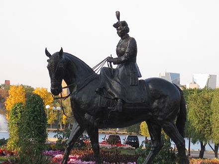 Queen Elizabeth atop her RCMP-presented Burmese horse