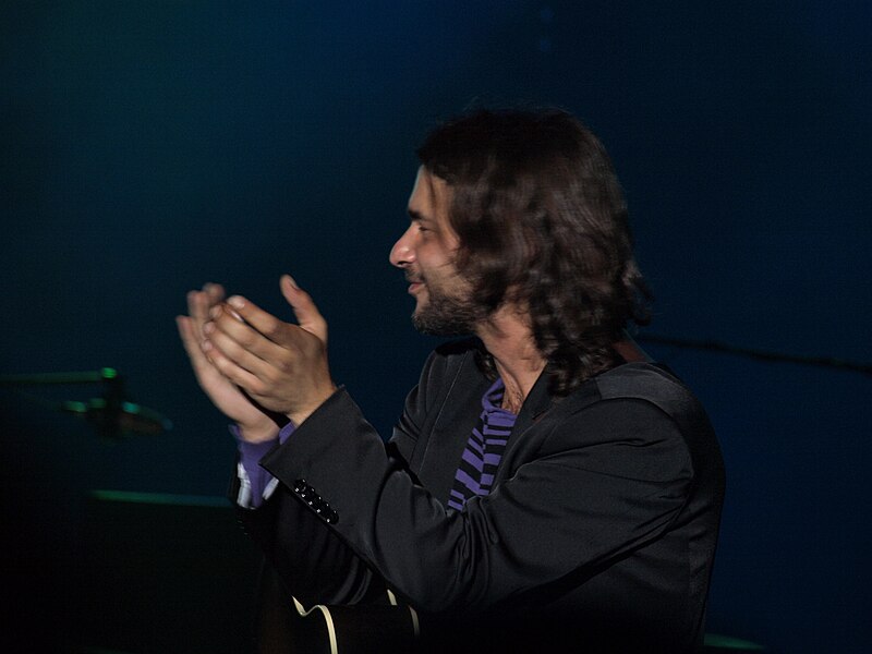 File:Quique González dando palmas. Concerto en Viveiro, Galiza.jpg