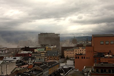 Edificios gubernamentales en Oslo destruidos tras la explosión. Esta imagen fue tomada minutos después de la explosión.