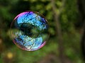 Mydlová bublina – všimnite si odraz svetla a jeho spektrálny rozklad