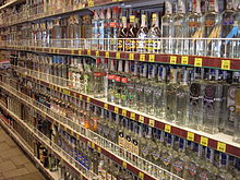 Rayons de bouteilles de vodkas dans un supermarché en Ukraine