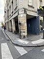 Rez-de-chaussée évidé pour le passage piétonnier.