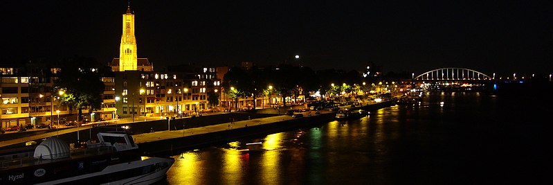 File:Rijnkade, Arnhem at night (Wikivoyage main page banner).jpg