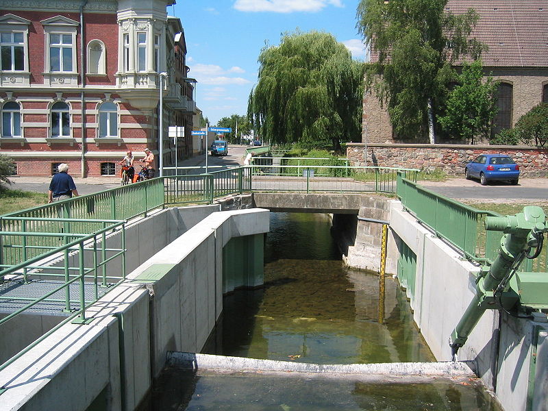 File:River de Ucker Prenzlau Schleuse2.JPG