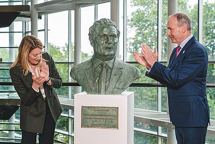 President of the European Parliament Roberta Metsola unveiling a bust of Hume in the European Parliament in Strasbourg (2022)