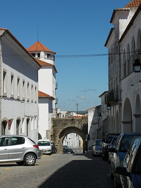 File:Rua de Dona Isabel, Évora (5695999648).jpg