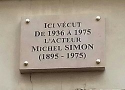 No 37. Plaque commémorant Michel Simon.