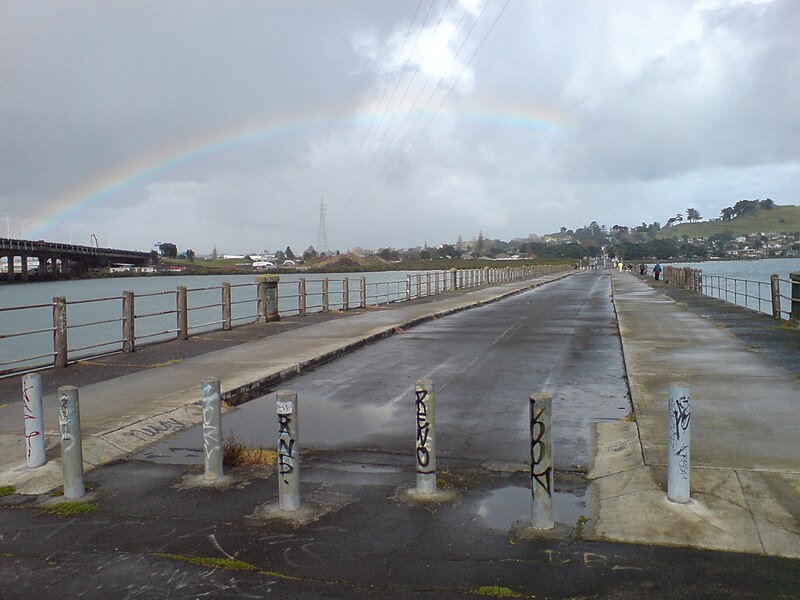 File:Rundown Old Mangere Bridge, North.jpg