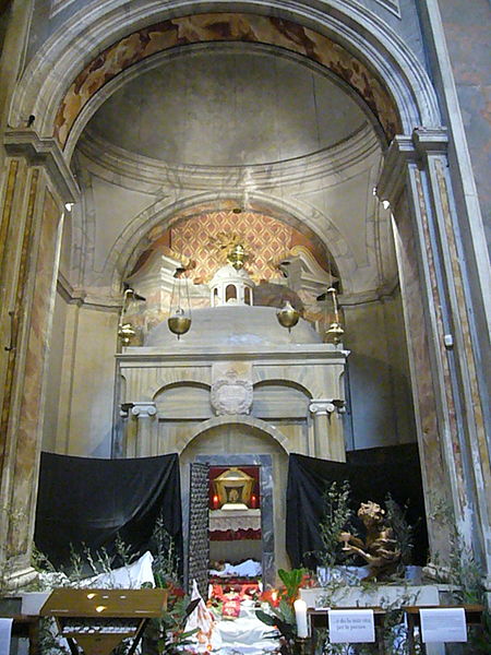 File:S Nicola da Tolentino - cappella del s Sepolcro il sabato santo 1260312.JPG