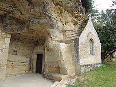 Façade et porte de la chapelle.