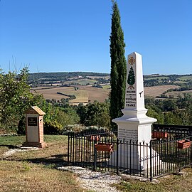 Monuments aux morts et vue vers Bellegarde-Sainte-Marie