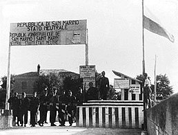 在二战期间边境上竖立的中立标牌（“圣马力诺共和国 — 中立国家”）