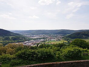 Blick von der Burg nach Westen Richtung Sandbach. Ganz links die Talöffnung, wo der ausgegangene Ort noch etwa 100 m an der anderen Talseite lag