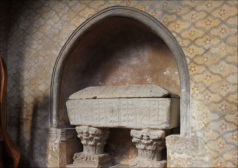 File:Sarcophage à l'intérieur de l'abbatiale de Moissac.JPG