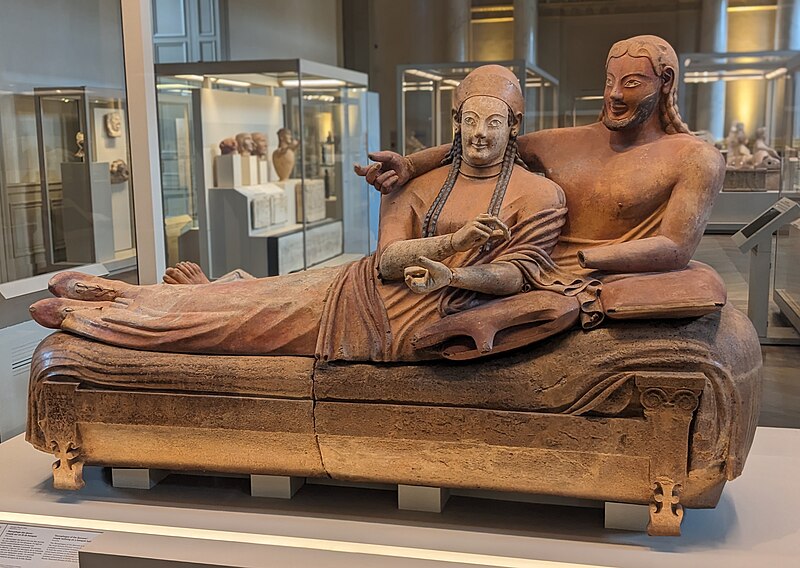 File:Sarcophage des époux - Musée du Louvre AGER Cp 5194.1.jpg